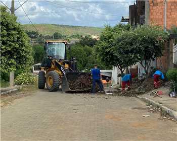 Secretaria de Maio Ambiente, Servios Urbanos e Defesa Civil realizam limpeza urbana nas ruas do municpio
